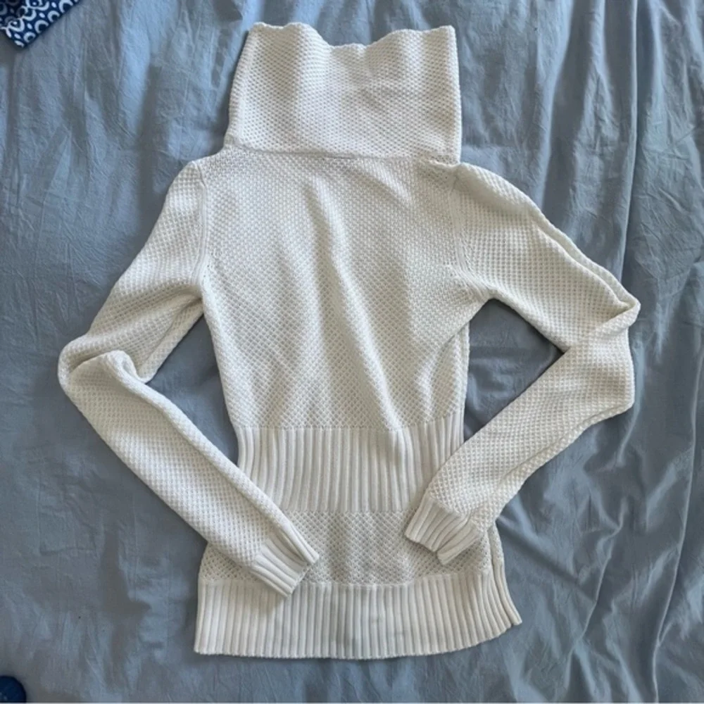 Waffle Knit Cinch Waist White Turtleneck Sweater. - Picture 4 of 5
